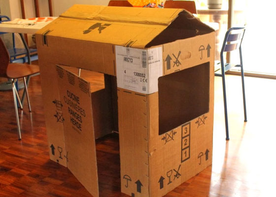 Bạn có thể làm những ngôi nhà đồ chơi từ các thùng carton lớn
