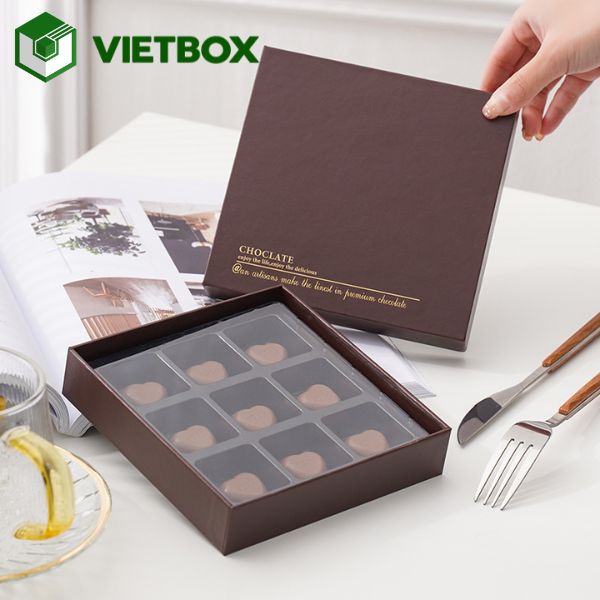 in-hop-chocolate-theo-yeu-cau-tao-dau-an-rieng-cho-thuong-hieu (3) Quy trình in hộp chocolate từ tiếp nhận yêu cầu, thiết kế, duyệt mẫu đến in, bế, gấp, dán và kiểm tra thành phẩm