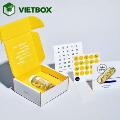 Quy trình in hộp dược phẩm theo yêu cầu từ tiếp nhận thông tin, thiết kế, duyệt mẫu đến in, gia công, kiểm tra và đóng gói