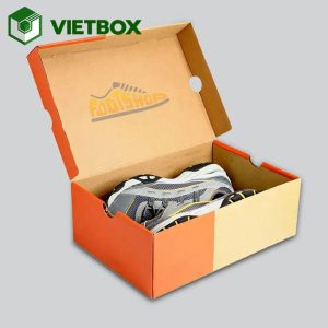 Quy trình in hộp đựng giày từ tiếp nhận yêu cầu, thiết kế, duyệt mẫu đến in, bế, gấp, dán và kiểm tra thành phẩm
