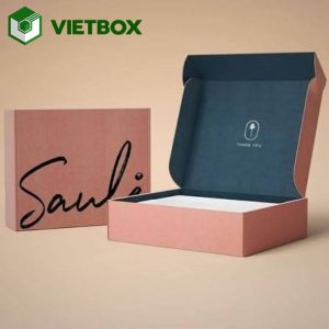 Quy trình in hộp giấy thời trang từ tiếp nhận yêu cầu, thiết kế, duyệt mẫu đến in, bế, gấp, dán và kiểm tra thành phẩm