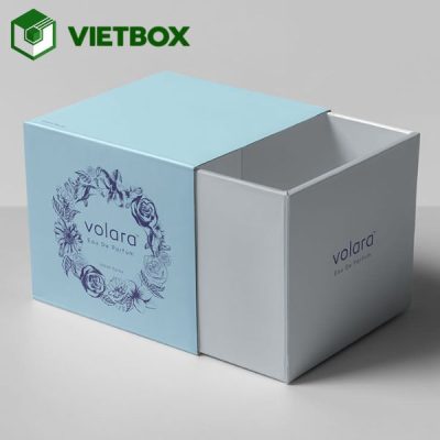 Quy trình in hộp mỹ phẩm theo yêu cầu từ tiếp nhận thông tin, thiết kế, duyệt mẫu đến in, gia công, kiểm tra và đóng gói