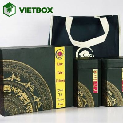 Quy trình in hộp trà cao cấp ép kim logo từ tiếp nhận yêu cầu, thiết kế, duyệt mẫu đến in, ép kim, bế, gấp, dán và kiểm tra thành phẩm