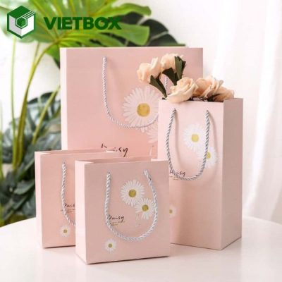Quy trình in túi giấy đựng mỹ phẩm từ tiếp nhận yêu cầu, thiết kế, duyệt mẫu đến in, gia công, kiểm tra và đóng gói
