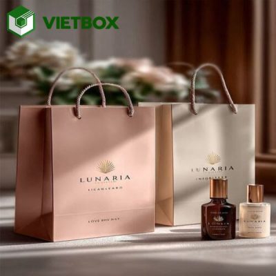 Giá in túi giấy đựng mỹ phẩm phụ thuộc vào kích thước, chất liệu, số lượng, loại quai và yêu cầu gia công