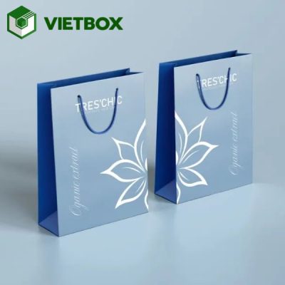 Quy trình in túi giấy đựng quà tặng doanh nghiệp từ tiếp nhận yêu cầu, thiết kế, duyệt mẫu đến in, gia công, kiểm tra và đóng gói