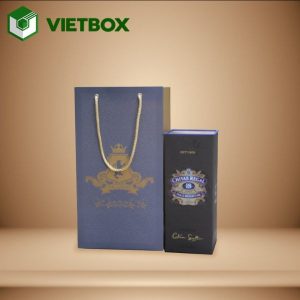 In túi giấy đựng rượu có quai chắc chắn, thiết kế sang trọng