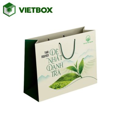 Giá in túi giấy đựng trà và cà phê phụ thuộc vào kích thước, chất liệu, số lượng, cách in, loại quai và yêu cầu gia công
