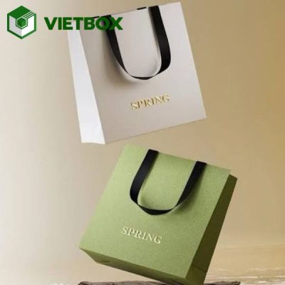 Giá in túi giấy Ivory phụ thuộc vào kích thước, số lượng, định lượng giấy, loại quai và yêu cầu gia công