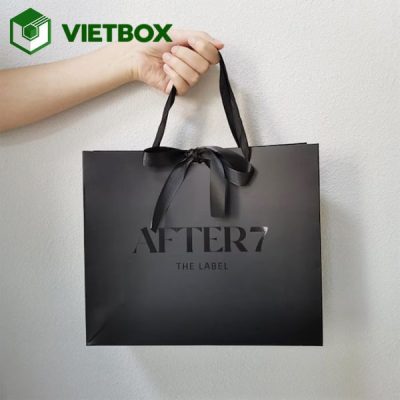 Giá in túi giấy sự kiện phụ thuộc vào kích thước, chất liệu, số lượng, nội dung in, loại quai và kỹ thuật gia công