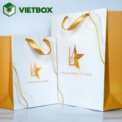 Quy trình in túi giấy sự kiện từ tiếp nhận yêu cầu, thiết kế, duyệt mẫu đến in, gia công, kiểm tra và đóng gói
