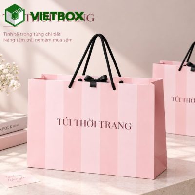 Giá in túi giấy thời trang phụ thuộc vào kích thước, chất liệu, số lượng, loại quai và yêu cầu gia công